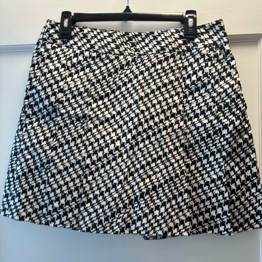 Black and ivory Lizgolf pleated golf skirt size 8
